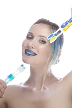 Diş Sağlığı Ürünleri Olarak Diş Temizliği İçin Elle Diş Fırçaları İkili Düşünceler Arasında Kadın