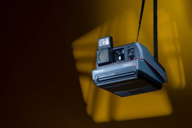 Minsk, Belarus - 5 Ekim 2021: Polaroid 600 Impulse Otomatik Odaklanma Anında Kameranın Yakın Görüntüsü Renkli Arkaplanda Asılı
