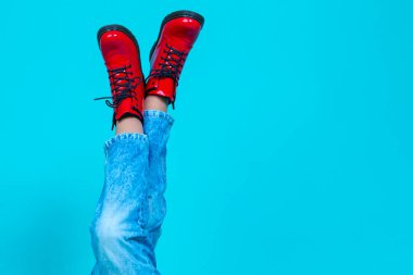 Moda Kırmızı Cilalı Çizmeli Kadın Bacakları Turkuaz Önden Yukarı Kalktı. Yatay Görüntü