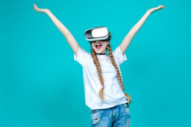 Beyaz Gömlekli Beyaz Kadın Portresi Modern Sanal Reality VR Miğferinde Eller Kalkık ve Moda Turkuaz Arkaplanını Kutluyor. Yatay Resim