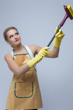 Sarı Lastik Eldivenli Gülümseyen Yüz İfadesiyle poz verirken, Beyaz Kadın Pencere Kazıyıcı. Dikey Resim Bileşimi