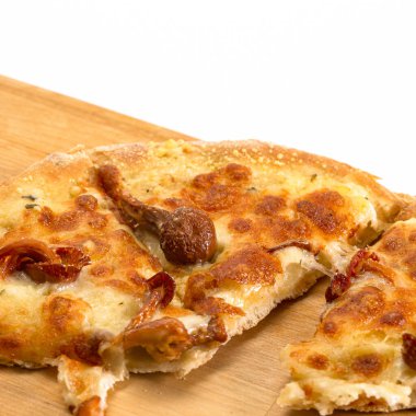 Geleneksel Taze Fırınlanmış Peynir ve Mantarlı Pizza Mantarı Tabağı. Kare Vuruş