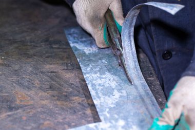 Metal levha kesimi için özel olarak tasarlanmış Metal Makas ile Fitter Elleri Kapalı Atölye 'de İşlem ve Ayarlama. Yatay Resim