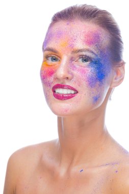 Güzellik fikirleri. Yüzünde Sanatsal Renkli Makyajlı Beyaz Yüze Gülümseyen Güzel Yakından Bir Portre.