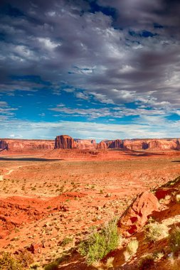 Amerika Birleşik Devletleri Utah Eyaleti 'ndeki Kırmızı Anıt Vadisi. Dikey Resim Kompozisyonu