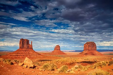 Amerika Birleşik Devletleri 'nin Utah Eyaleti' nde bulunan üç Kırmızımsı Ünlü Anıt Vadisi. Yatay Görüntü