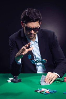 Oyun Kavramları. Patates kızartması ve alkol atarken Pocker Masası 'ndaki duygusal, yakışıklı, beyaz tenli poker oyuncusu. Dikey Resim