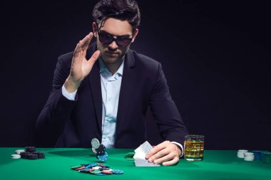 Patates kızartması ve alkol atarken Pocker Masası 'ndaki duygusal, yakışıklı, beyaz tenli poker oyuncusu. Yatay resim