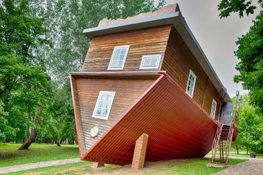 Dukora, Belarus - 7 Temmuz 2019: Beyaz Rusya Cumhuriyeti 'nin Dukora Emlak Köyü' ndeki Eşsiz Belarus Evleri