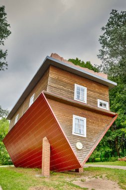 Dukora, Belarus - 7 Temmuz 2019: Beyaz Rusya Cumhuriyeti 'nin Dukora Emlak Köyü' ndeki Eşsiz Belarus Evleri