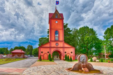 Dukora, Belarus - 7 Temmuz 2019: Belarus Cumhuriyeti 'ndeki Dukora Estate Village' da Ana Turist Çekimi Olarak Ana Giriş Kapısı Kalesi