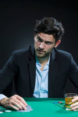 Oynarken Cipslerle Poker Masasında Cipslerle Oynayan Yakışıklı Kafkas Genç Poker Oyuncusu. Dikey Resim Kompozisyonu