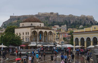 İnsanlar yağmurlu bir günde Monastiraki Meydanı 'nda yürüyor. Atina, Yunanistan - 10-17-2021