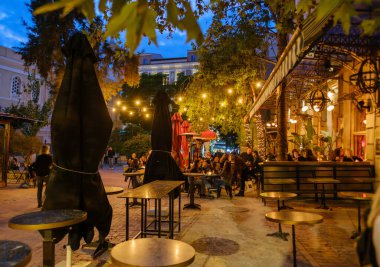 ATHENS, GREECE - 13 Ekim 2022: Monastiraki bölgesindeki restoranlar