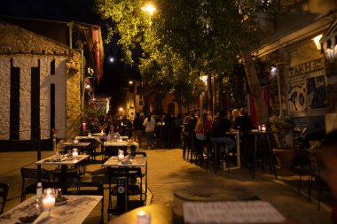 ATHENS, GREECE - 13 Ekim 2022: Monastiraki bölgesindeki restoranlar