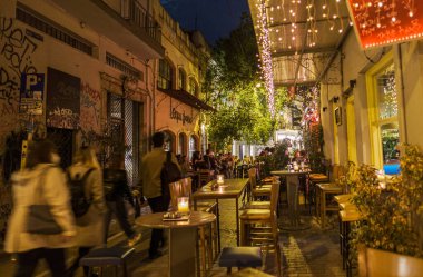 ATHENS, GREECE - 13 Ekim 2022: Monastiraki bölgesindeki restoranlar