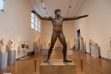 Zeus veya Poseidon 'un klasik antik Yunan bronz heykeli, M.Ö. 450 dolaylarında. Atina Ulusal Arcjaeoloji Müzesi