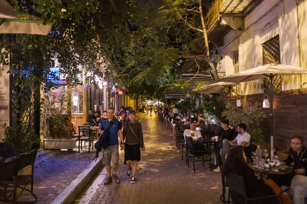 ATENS, GREECE - 13 Ekim 2022: Monastiraki bölgesinde yürüyen turistler