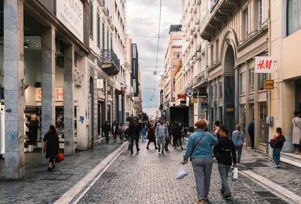Ermou Caddesi Atina şehir merkezinde bir yaya ve giysi alışveriş caddesi ve Yunanistan - 10-16-2021 uluslararası isimlerinin çoğunu içeriyor.