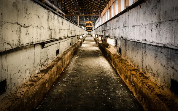 Interno industriale di una stazione di riparazione di veicoli — Foto Stock