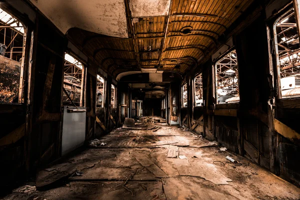 Intérieur de véhicule salissant avec lumières et fenêtres — Photo