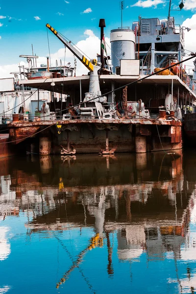 Navio na doca refletido na água — Fotografia de Stock