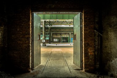 parlak ışık ile terk edilmiş endüstriyel iç