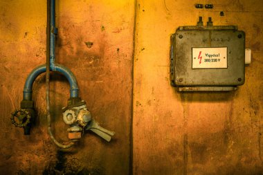 eski sanayi elektrik kutusu