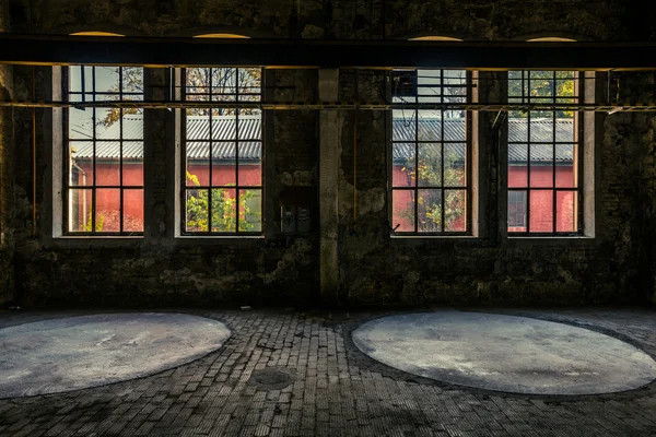 Interior industrial abandonado com luz brilhante — Fotografia de Stock
