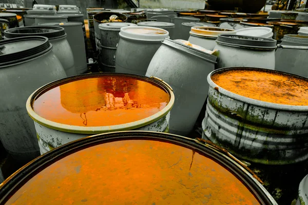 Birkaç zehirli atık varil