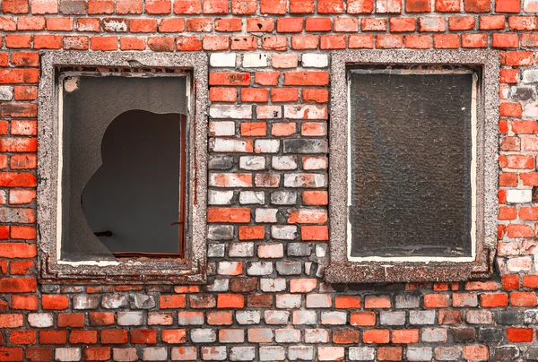 Muro di mattoni con finestre — Foto Stock