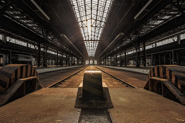 parlak ışık ile terk edilmiş endüstriyel iç