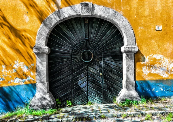 Vecchia porta in legno a parete gialla — Foto Stock