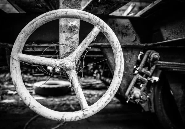 Vieil outil rouillé dans la zone industrielle — Photo