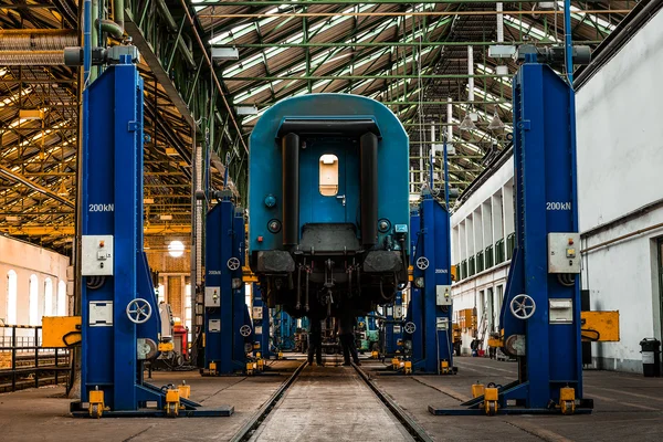 Interior industrial de uma estação de reparação de veículos — Fotografia de Stock