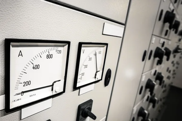 電気の電圧およびアンペア数の制御 — ストック写真