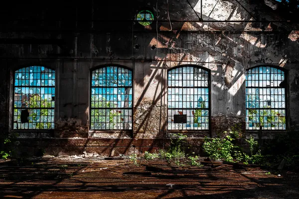 Foto van een verlaten industriële interieur met fel licht Stockafbeelding