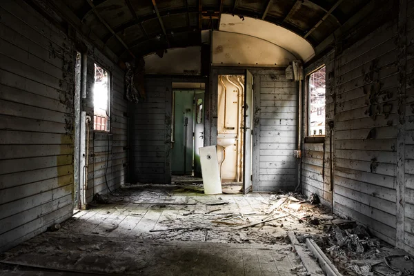 Veicolo molto disordinato all'interno del cimitero del treno — Foto Stock