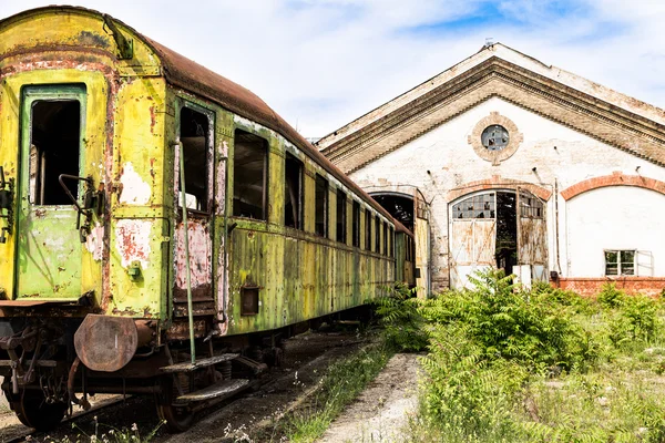 Starý vůz parkování v železniční hřbitov — Stock fotografie