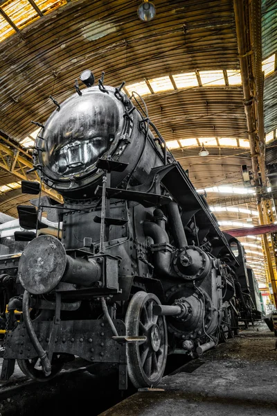 Velho estacionamento locomotivo em um cemitério de trem — Fotografia de Stock