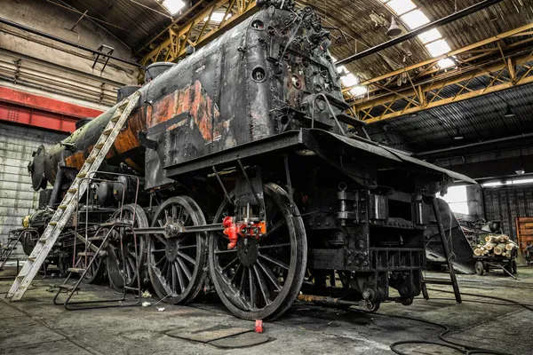 Velho estacionamento locomotivo em um cemitério de trem — Fotografia de Stock