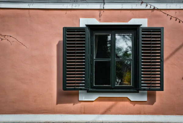 Ventana de estilo clásico en la pared rosa — Foto de Stock