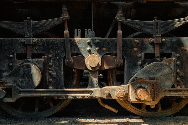 Grunge gamla steam locomotive hjul på nära håll — Stockfoto