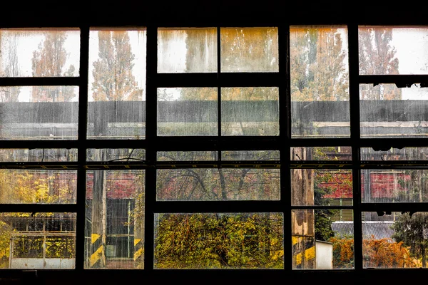 ワーク ショップ ホール工場で汚れた窓 — ストック写真
