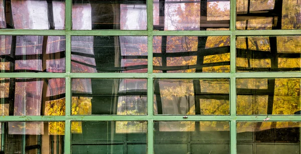 Ventana de reflexión de color en el antiguo taller — Foto de Stock