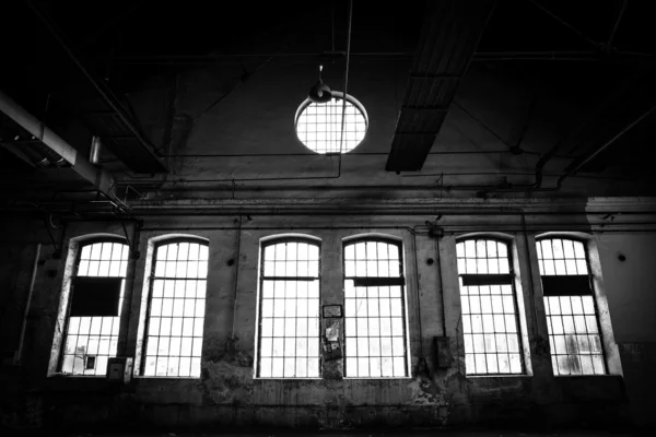 Interior industrial abandonado velho com luz brilhante — Fotografia de Stock