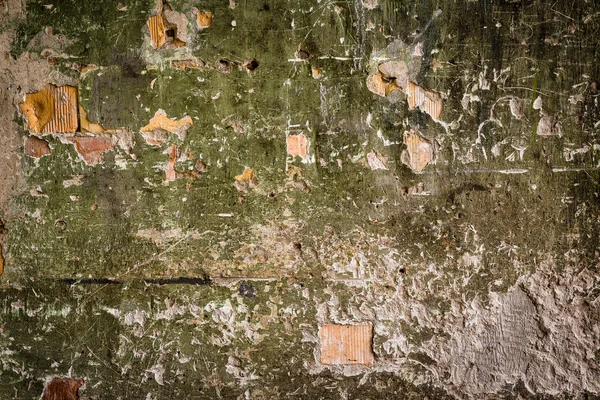 Endüstriyel Bina eski boya yosunlu tuğla duvar — Stok fotoğraf
