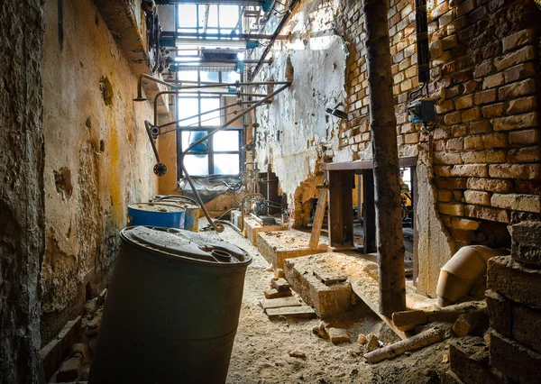 Verwoeste bakstenen muur van oude fabriek ruimten binnen — Stockfoto