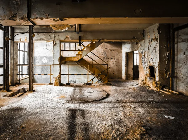 Verwoeste bakstenen muur van oude fabriek ruimten binnen — Stockfoto