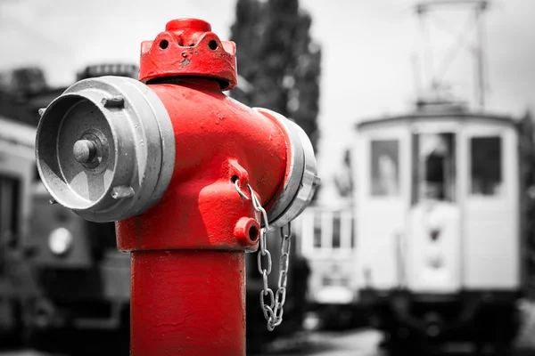 沿电车路轨的典型的红色消防消火栓详细信息 — 图库照片
